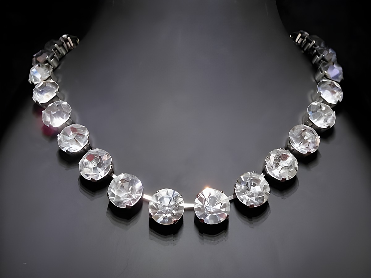 Glamouröse Strasskette in silberfarbener Fassung aus hochwertigem Strassschmuck, 39-42 cm lang, Hersteller Juwelier Harnisch, ideal für elegante Anlässe.