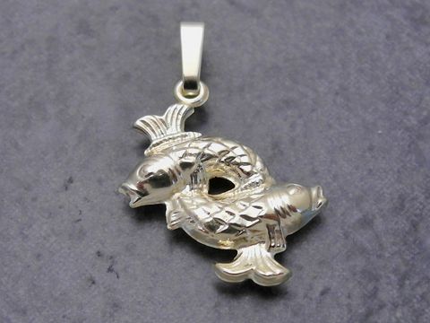 Anhänger im Design des Sternzeichens Fische, aus goldfarbenem Material, plastisch gestaltet, Hersteller Juwelier Harnisch, symbolisiert die duale Natur der Fische.