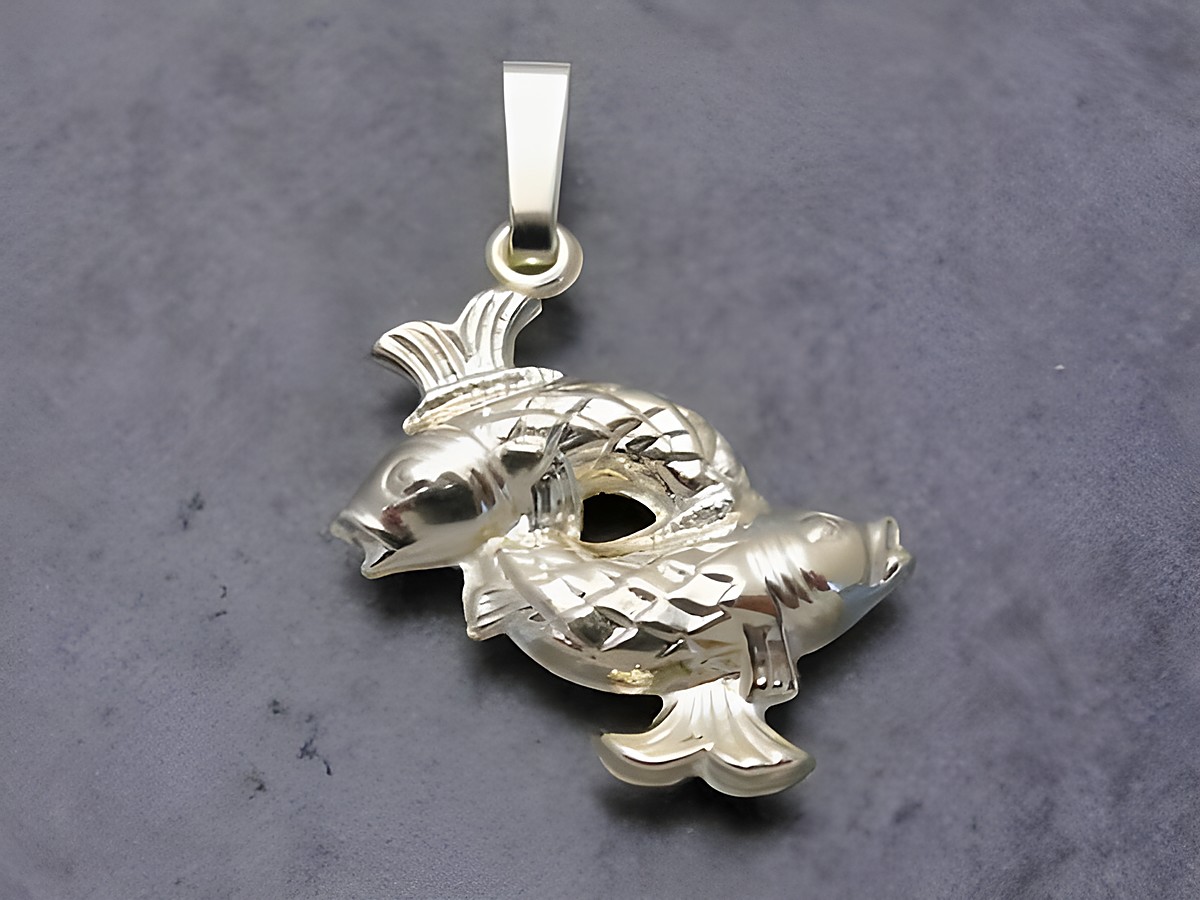 Anhänger im Design des Sternzeichens Fische, aus goldfarbenem Material, plastisch gestaltet, Hersteller Juwelier Harnisch, symbolisiert die duale Natur der Fische.