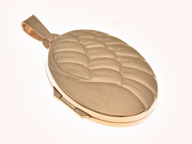 Medaillon in ovaler Form mit teilmattierter, magischer Oberfläche, ausgestattet mit Flügeln, aus Sterling Silber in Roségold vergoldet, Hersteller Juwelier Harnisch.