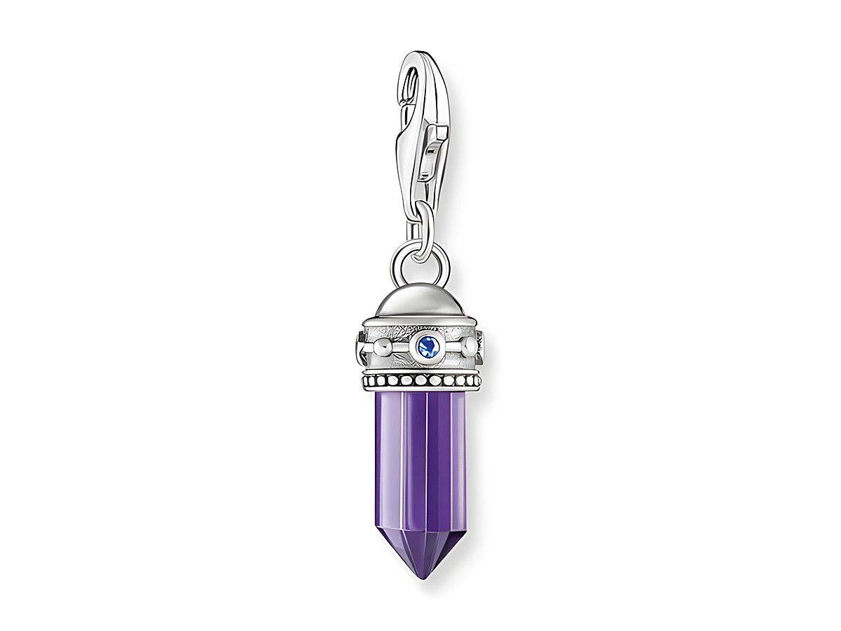 Charm-Anhänger im Hexagon-Design aus geschwärztem Silber mit einem violetten Glas-Keramik Stein und synthetischem Korund, perfekt für Schmuckliebhaber und stilvolle Akzente.