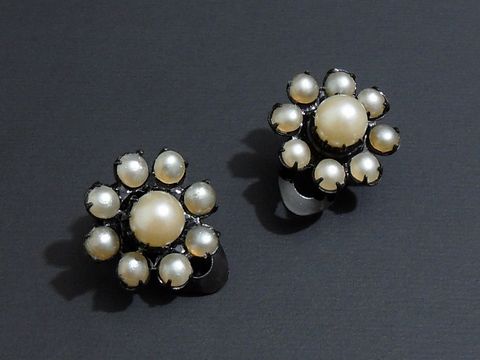 Strass Ohrclip grazil aus Champagner-Mix und Schwarz, Hersteller Juwelier Harnisch, glänzende Perlen in Blumenform mit ansprechendem Design. Ideal für besondere Anlässe.