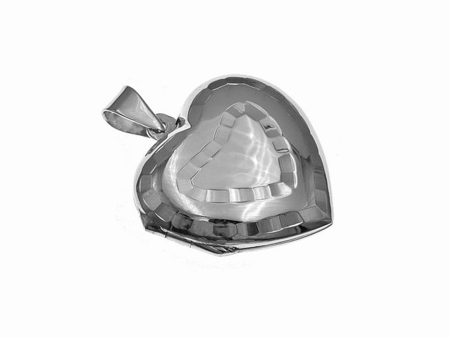 Silber Medaillon in Herzform, traumhaft gestaltet mit einer glänzenden Oberfläche, Hersteller Juwelier Harnisch, ideal als romantisches Geschenk oder persönlicher Schmuckartikel.