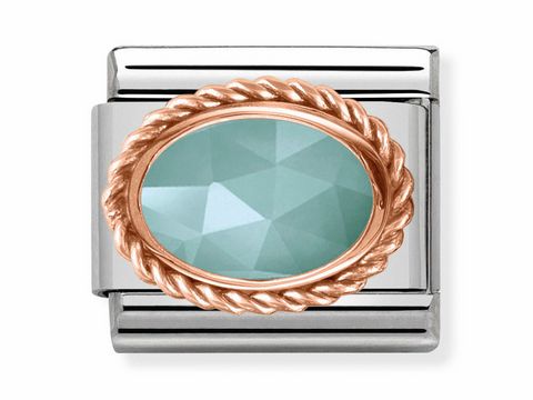 Ein eleganter Nomination Charm in Roségold mit einem ovalen Amazonit, umrandet von einem feinen Seilmuster, auf einem silberfarbenen Hintergrund. Ideal für stilvolle Armbänder.