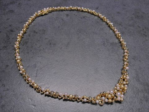 Perlenkette aus Delux Zuchtperlen in 40 cm Länge, verziert mit Gelbgold 585, einzigartiges Designerstück vom Juwelier Harnisch, besonders ansprechendes Design.
