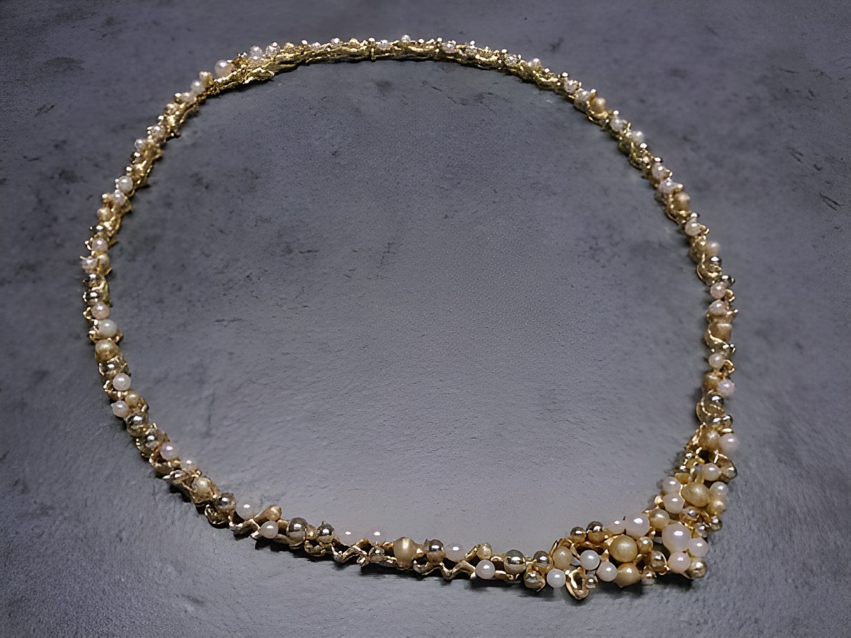 Perlenkette aus Delux Zuchtperlen in 40 cm Länge, verziert mit Gelbgold 585, einzigartiges Designerstück vom Juwelier Harnisch, besonders ansprechendes Design. – Ansicht 2