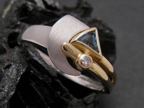 Goldring Gold 375 bicolor mit blauem, behandelt Topas in Dreiecksform und einem Diamanten, hergestellt von Juwelier Harnisch, Größe 55 bis 56/18.
