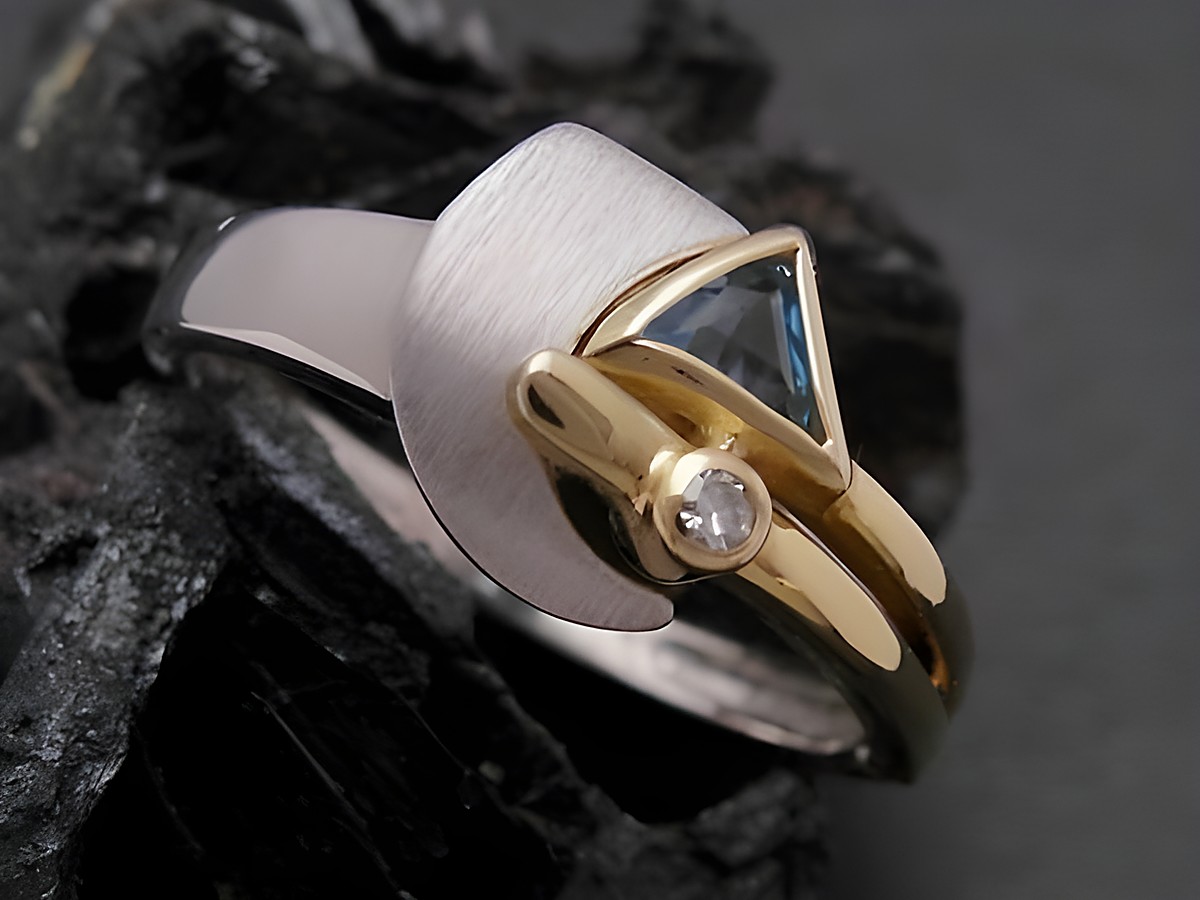 Goldring Gold 375 bicolor mit blauem, behandelt Topas in Dreiecksform und einem Diamanten, hergestellt von Juwelier Harnisch, Größe 55 bis 56/18.