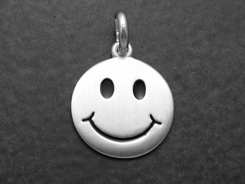 Lachendes Gesicht aus mattiertem Sterling Silber als Anhänger von Juwelier Harnisch, niedlich und als Glücksbringer gestaltet.