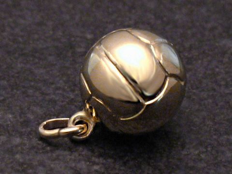 Polierte Gold 333 Kugel im Design eines Fußballs oder Handballs, klein, glänzende Oberfläche, mit Anhänger, hochwertig gefertigt von Juwelier Harnisch, ideal als Schmuckstück oder Geschenk.