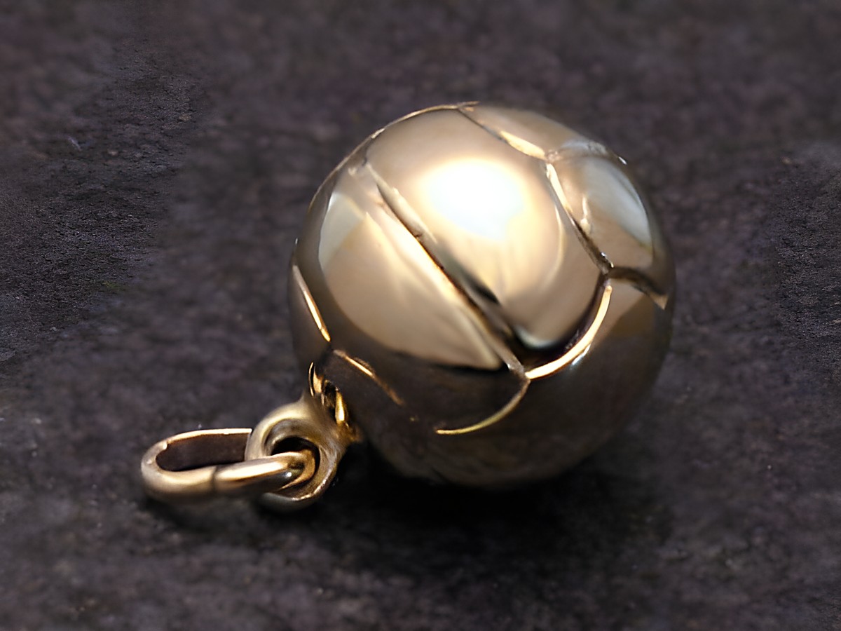 Polierte Gold 333 Kugel im Design eines Fußballs oder Handballs, klein, glänzende Oberfläche, mit Anhänger, hochwertig gefertigt von Juwelier Harnisch, ideal als Schmuckstück oder Geschenk.