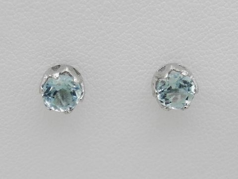 Silber rhodinierte Ohrstecker mit facettiertem blauen Edeltopas, elegant und zeitlos, hergestellt von Juwelier Harnisch, ideal für jeden Anlass.