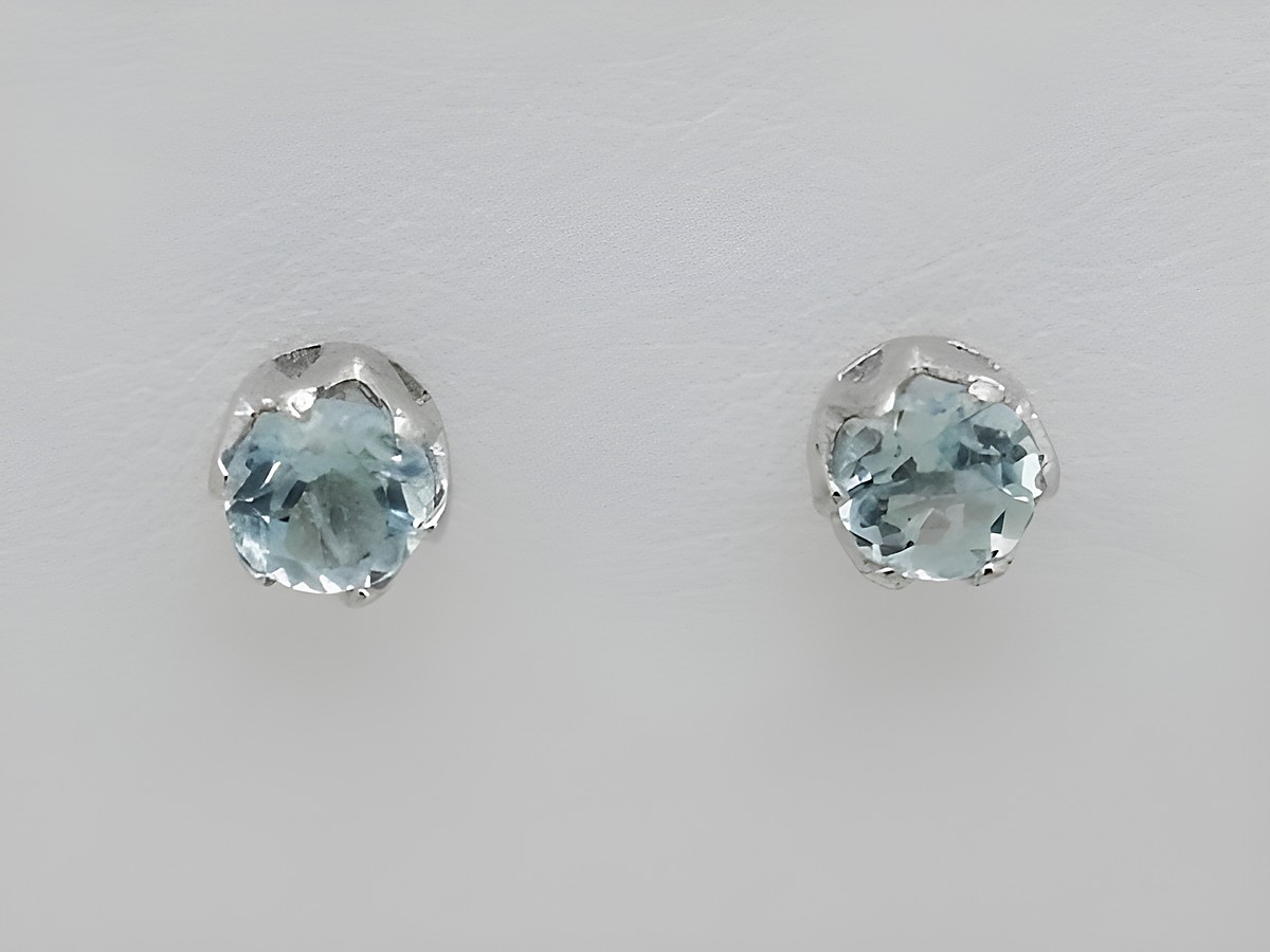 Silber rhodinierte Ohrstecker mit facettiertem blauen Edeltopas, elegant und zeitlos, hergestellt von Juwelier Harnisch, ideal für jeden Anlass.