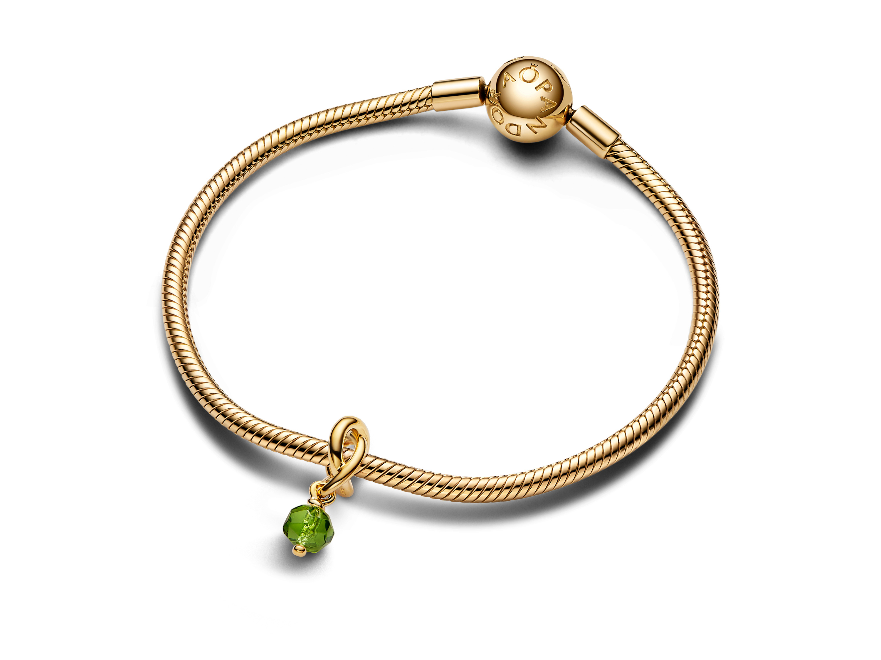 Schmuckarmband von Pandora aus gelbgoldvergoldetem Material, verziert mit einem grünen Kristallmonatsstein für August, elegant und zeitlos, ideal für jede Gelegenheit.