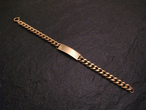 Armband mit Gravurplatte in Goldauflage, 19 cm lang, Hersteller Juwelier Harnisch, ideal für personalisierte Gravuren. Elegantes Design und schöne Kettengliederstruktur.