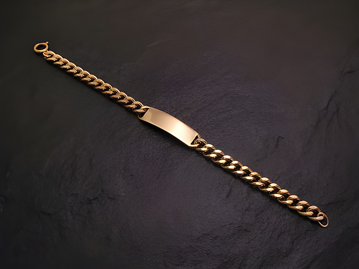 Armband mit Gravurplatte in Goldauflage, 19 cm lang, Hersteller Juwelier Harnisch, ideal für personalisierte Gravuren. Elegantes Design und schöne Kettengliederstruktur.