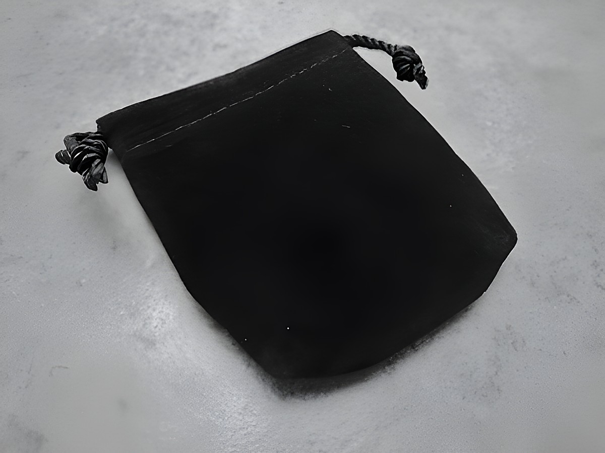 Schwarzes, viereckiges Geschenksäckchen aus Samt vom Juwelier Harnisch, ideal für Schmuck und kleine Geschenke, mit Zugkordeln zum sicheren Verschließen.