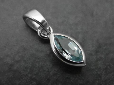 Blautopas Blue Dreams Silber Anhänger aus sterling Silber rhodiniert Hersteller Juwelier Harnisch mit weiteren Steinen in eleganter Tropfenform.