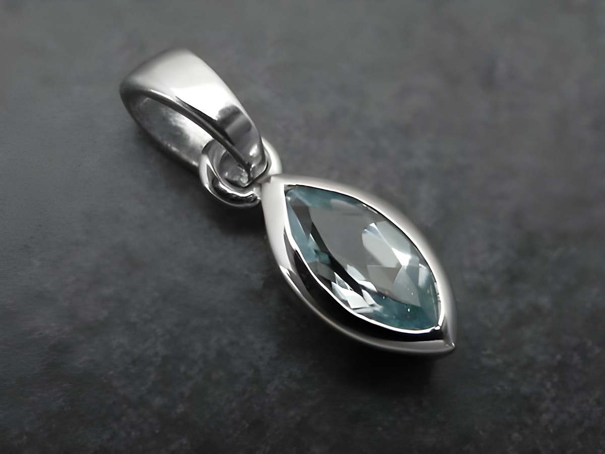 Blautopas Blue Dreams Silber Anhänger aus sterling Silber rhodiniert Hersteller Juwelier Harnisch mit weiteren Steinen in eleganter Tropfenform.
