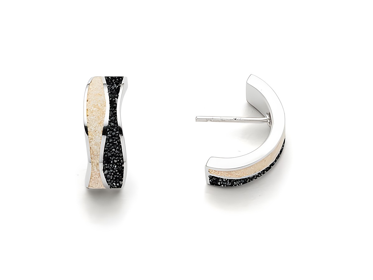 Sterling Silber Ohrringe von DUR mit rhodiniertem Finish, kombiniert mit Strandsand und Lavasand, modernes Design in geschwungener Form, ideal für elegante Anlässe.