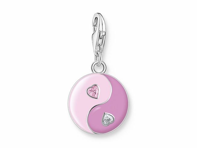 56972561-0 Charm-Anhänger von Thomas Sabo in Silber mit mehrfarbiger Emaille im Yin-Yang-Design, verziert mit zwei Herzen aus Zirkonia in pink und hellblau. Ideal für einen modischen Akzent.