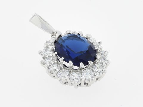 Silber Anhänger in ovaler Form, ausdrucksstark mit einem dunklen Zirkonia in der Mitte, umgeben von funkelnden Zirkonia, Hersteller Juwelier Harnisch.