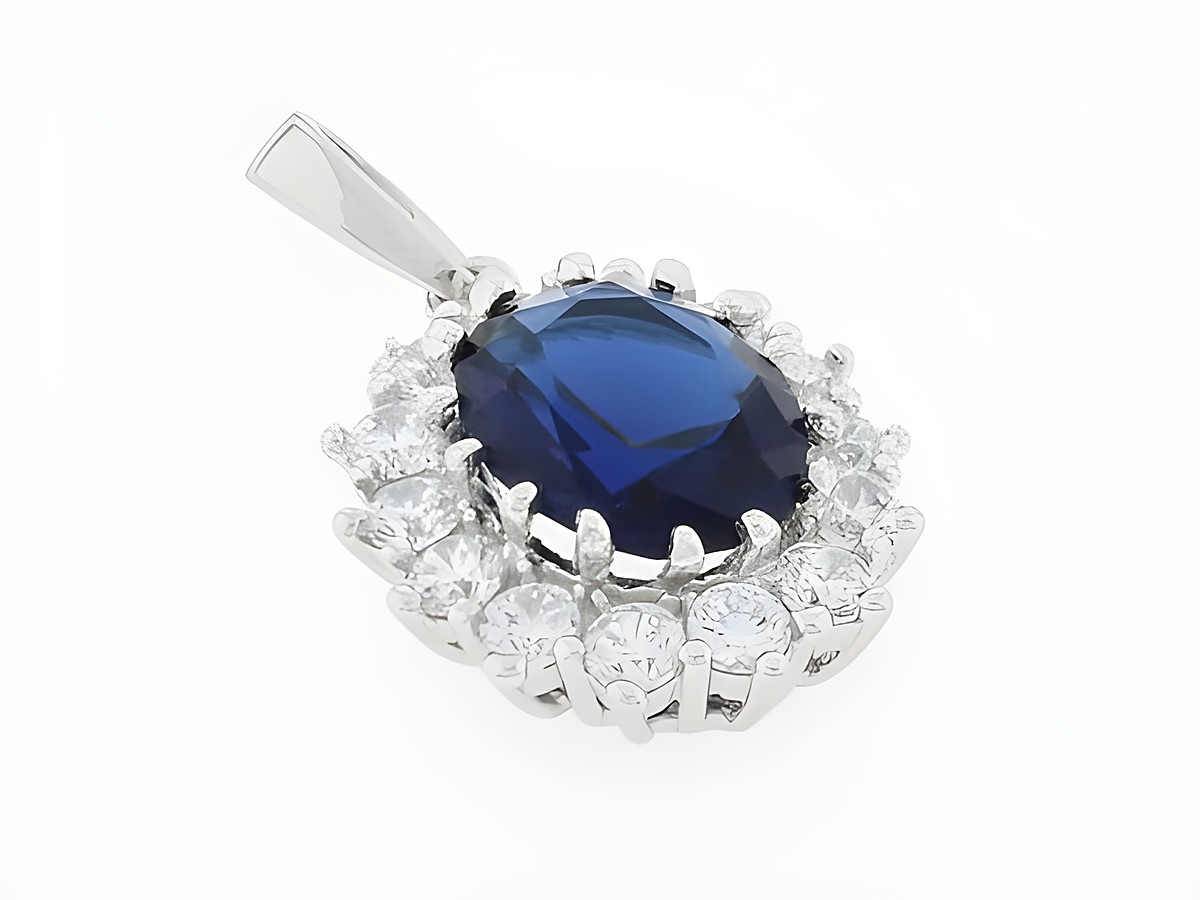 Silber Anhänger in ovaler Form, ausdrucksstark mit einem dunklen Zirkonia in der Mitte, umgeben von funkelnden Zirkonia, Hersteller Juwelier Harnisch.