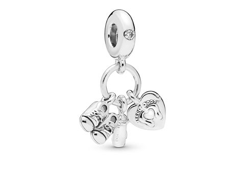 Silberner Charm von Pandora mit Schuhen, einer Babyflasche und einem Herz, verziert mit einem kleinen Stein, ideal für persönliche Schmuckstücke und Sammlungen.