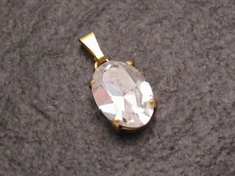 Weißer Strass Anhänger im sexy City Look in ovaler Form, hergestellt von Juwelier Harnisch, glitzerndes Design mit goldener Fassung, ideal für elegante Outfits.