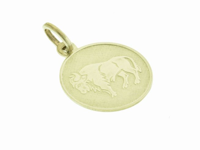 Ein goldener Anhänger mit dem Sternzeichen Stier, gefertigt aus Gold 333, zeigt eine stilisierte Abbildung eines Stiers auf einer strukturierten Oberfläche.