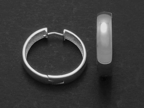 Silber Ohrringe Creolen klassisch 2,2 cm von Juwelier Harnisch bis 25 mm sichtbar, im Vordergrund eine seitliche und eine frontale Ansicht der Creolen.