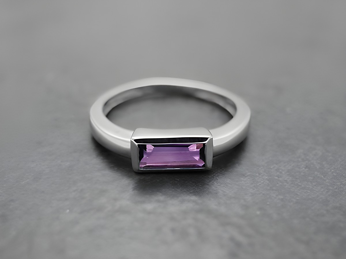 Ring aus rhodiniertem Sterling Silber mit rechteckigem Amethyst in lila Farbe, Größe 54, von Juwelier Harnisch. Elegant und modern gestaltet, ideal für jeden Anlass.