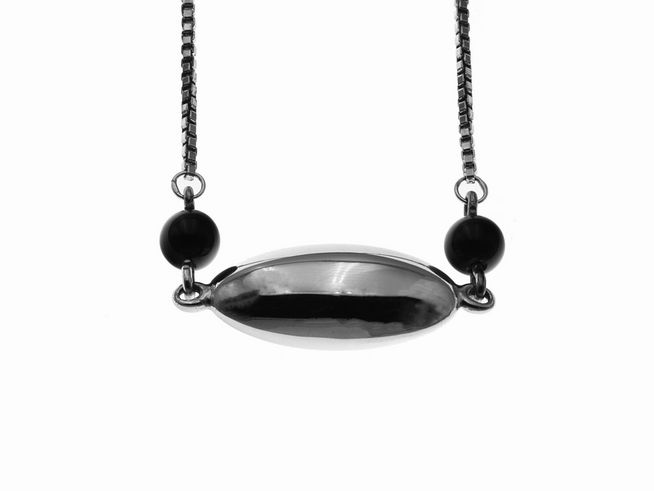 Ausdrucksstarkes Collier mit einer Kette aus echtem Silber, verziert mit einem ovalen Onyx-Anhänger und zwei schwarzen Onyx-Perlen, Länge 44 cm, Hersteller Juwelier Harnisch.
