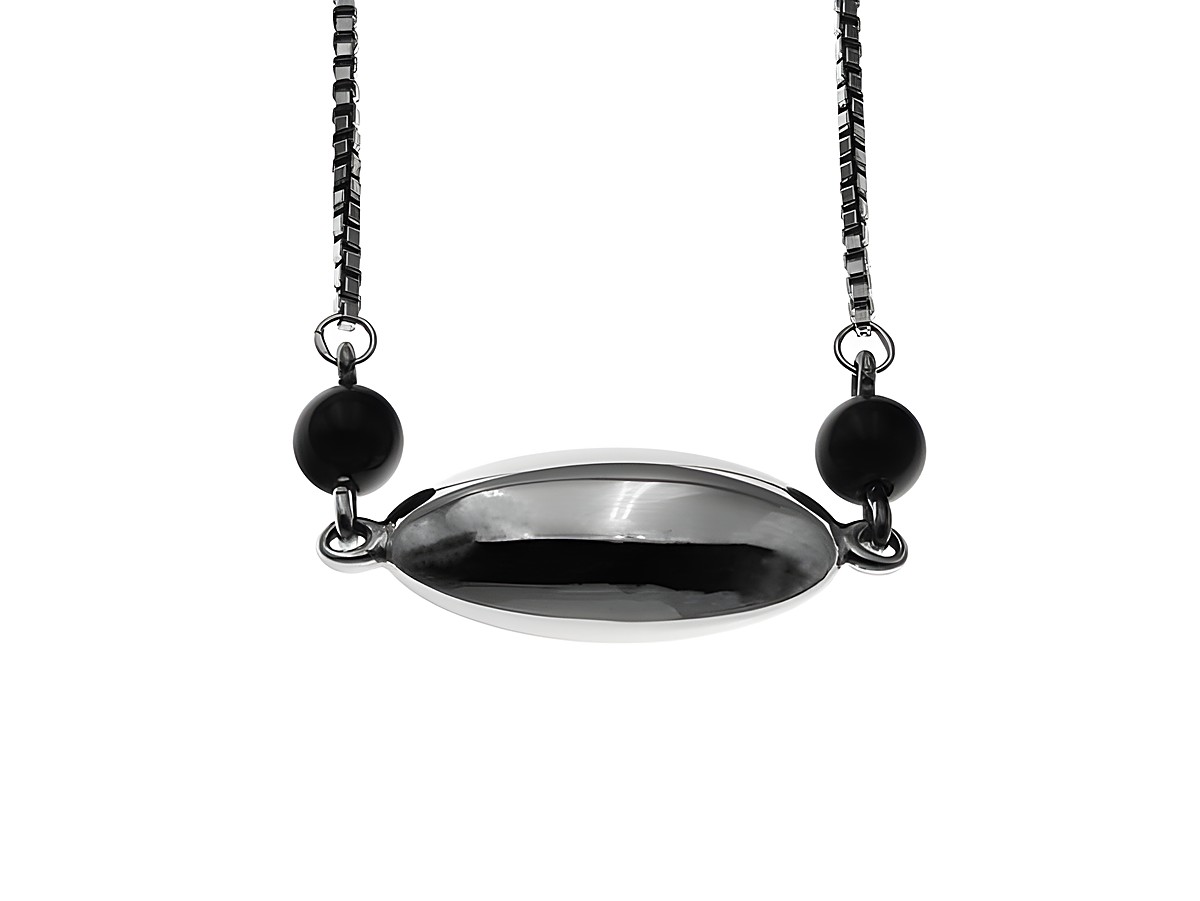 Ausdrucksstarkes Collier mit einer Kette aus echtem Silber, verziert mit einem ovalen Onyx-Anhänger und zwei schwarzen Onyx-Perlen, Länge 44 cm, Hersteller Juwelier Harnisch.