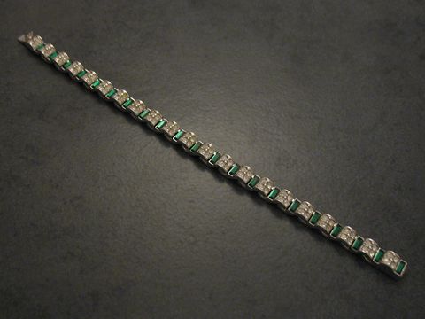 Dunkelgrünes Strass Armband von Juwelier Harnisch, 17,5 cm lang, silberfarben, charmant und elegant, ideal für besondere Anlässe oder als modisches Accessoire.