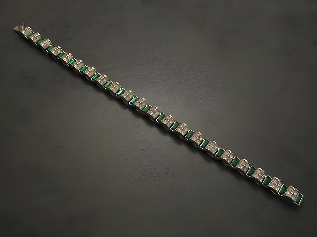 Dunkelgrünes Strass Armband von Juwelier Harnisch, 17,5 cm lang, silberfarben, charmant und elegant, ideal für besondere Anlässe oder als modisches Accessoire. – Ansicht 2