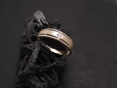 Gold Ring zeitlos Gold 333 Zirkonia Gr. 59 Hersteller Juwelier Harnisch bis Gr. 60/19, elegant und modern, auf schwarzem Hintergrund präsentiert.