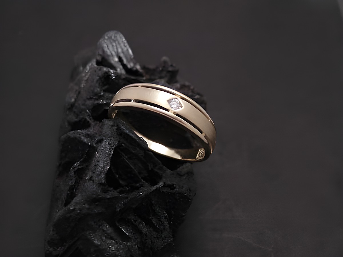 Gold Ring zeitlos Gold 333 Zirkonia Gr. 59 Hersteller Juwelier Harnisch bis Gr. 60/19, elegant und modern, auf schwarzem Hintergrund präsentiert.