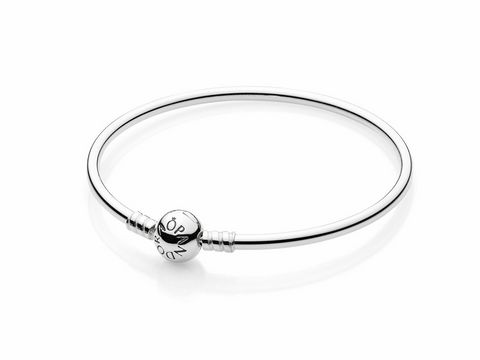 Silberner Armreifen von Pandora mit einer charmfähigen Design, Durchmesser 17 cm, schlicht und elegant, ideal für das Hinzufügen von Charms, Hersteller Pandora.