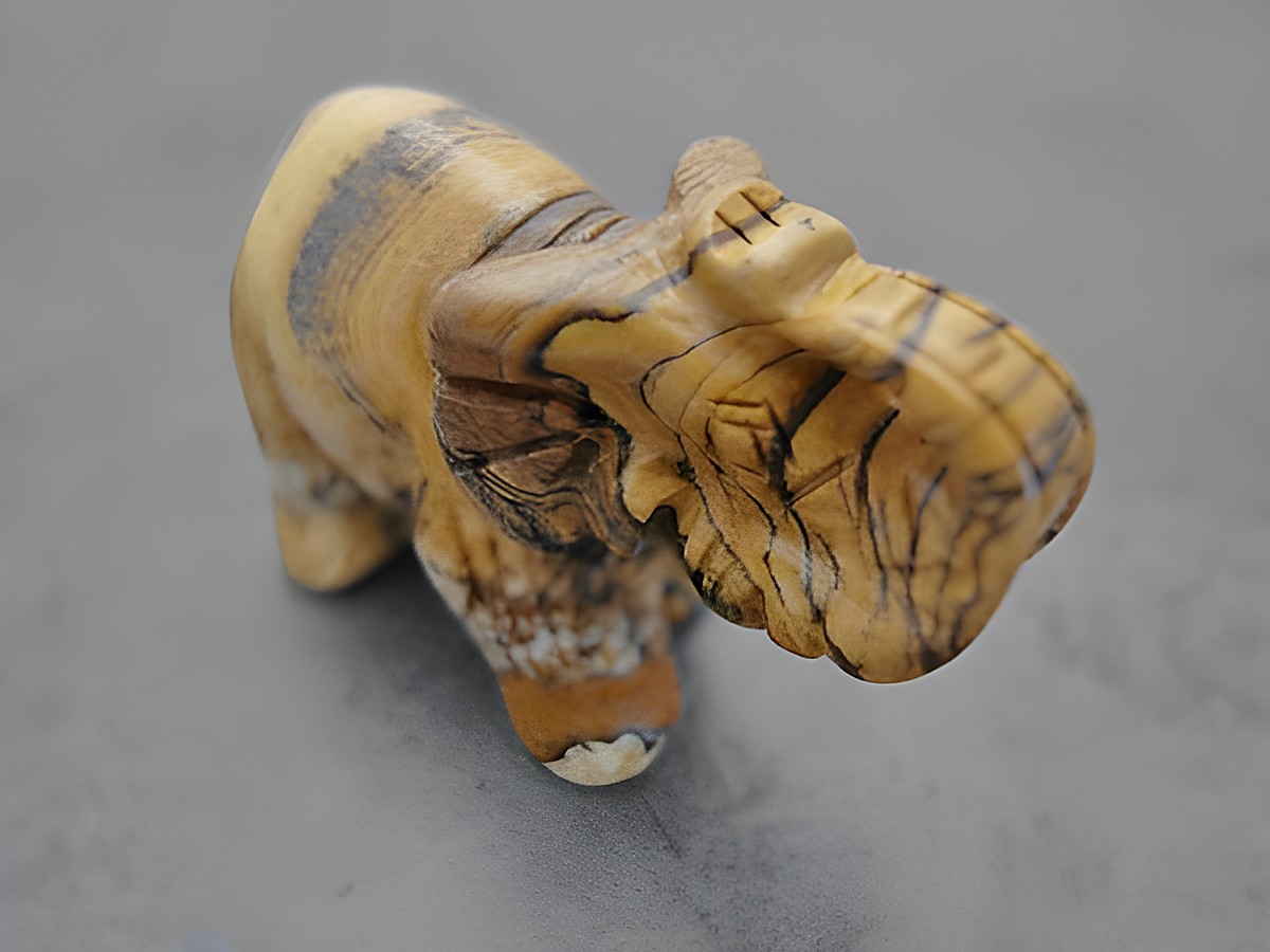 Brauner Elefant aus Achat als Steinfigur, plastisch gearbeitet, steht aufrecht und dient als Glücksbringer. Hersteller ist Juwelier Harnisch, spezialisiert auf Steinfiguren.