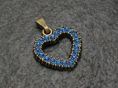 Blauer Strass Anhänger im Herzdesign, ideal für einen sexy City Look, hergestellt von Juwelier Harnisch, verziert mit funkelnden blauen Strasssteinen.