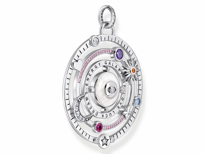 Ein farbenfroher Thomas Sabo Anhänger aus Silber mit Emaille und Zirkonia. Der kosmische Talisman zeigt verschiedene Symbole und Steinakzente, ideal für individuelle Styles.
