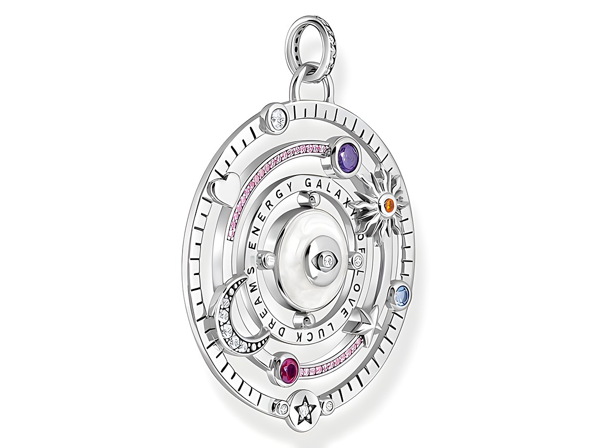 Ein farbenfroher Thomas Sabo Anhänger aus Silber mit Emaille und Zirkonia. Der kosmische Talisman zeigt verschiedene Symbole und Steinakzente, ideal für individuelle Styles.