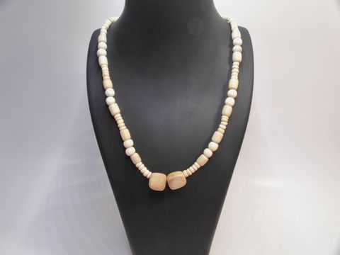 Holzkette aus naturbraunen Holzperlen in verschiedenen Formen, 19 mm Durchmesser, 60 cm lang, gefertigt von Juwelier Harnisch, perfekt für einen natürlichen Look.