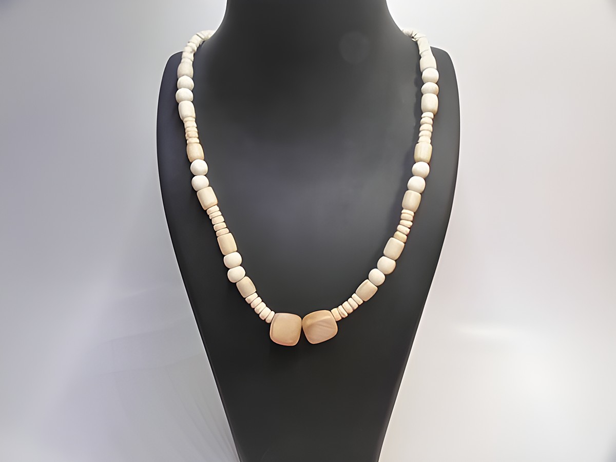 Holzkette aus naturbraunen Holzperlen in verschiedenen Formen, 19 mm Durchmesser, 60 cm lang, gefertigt von Juwelier Harnisch, perfekt für einen natürlichen Look.