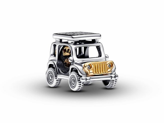Bicolor Abenteuerauto Charm aus Sterling Silber und gelbgold vergoldet mit klaren Zirkoniasteinen, detailreicher Darstellung eines Autos mit offener Dachkonstruktion.