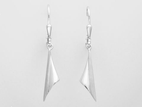 Silber Ohrringe in dreieckiger Form aus Sterling Silber, modische Hänger ohne Stein vom Hersteller Juwelier Harnisch. Ideal für eleganten Schmuck.