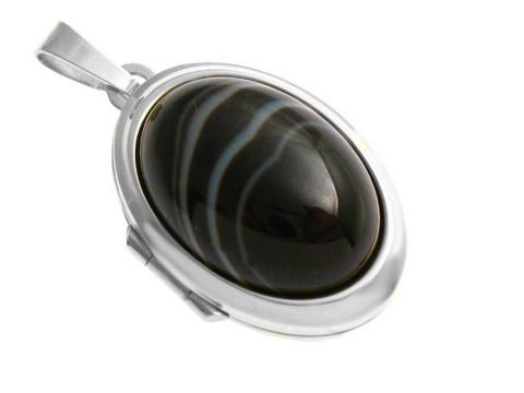 Schwarzer Sardonyx Cabochon in elegantem Weißgold 585 Medaillon, hergestellt von Juwelier Harnisch, zeigt eine geschmeidige Form und feine Linien, ideal als stilvolles Schmuckstück.