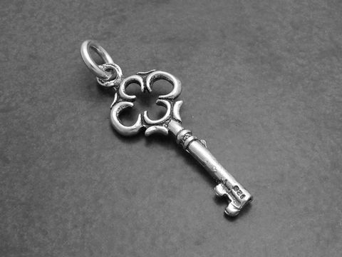 925 Sterling Silber Anhänger in Form eines Schlüssels, gefertigt von Juwelier Harnisch, mit dekorativem Schlüsselkopf und feinem Detaildesign, ideal für Schmuckliebhaber.