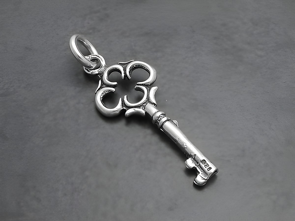 925 Sterling Silber Anhänger in Form eines Schlüssels, gefertigt von Juwelier Harnisch, mit dekorativem Schlüsselkopf und feinem Detaildesign, ideal für Schmuckliebhaber.